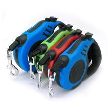 Ensemble de laisses télescopiques automatiques pour chiens en bleu, vert et rouge, avec système de verrouillage.