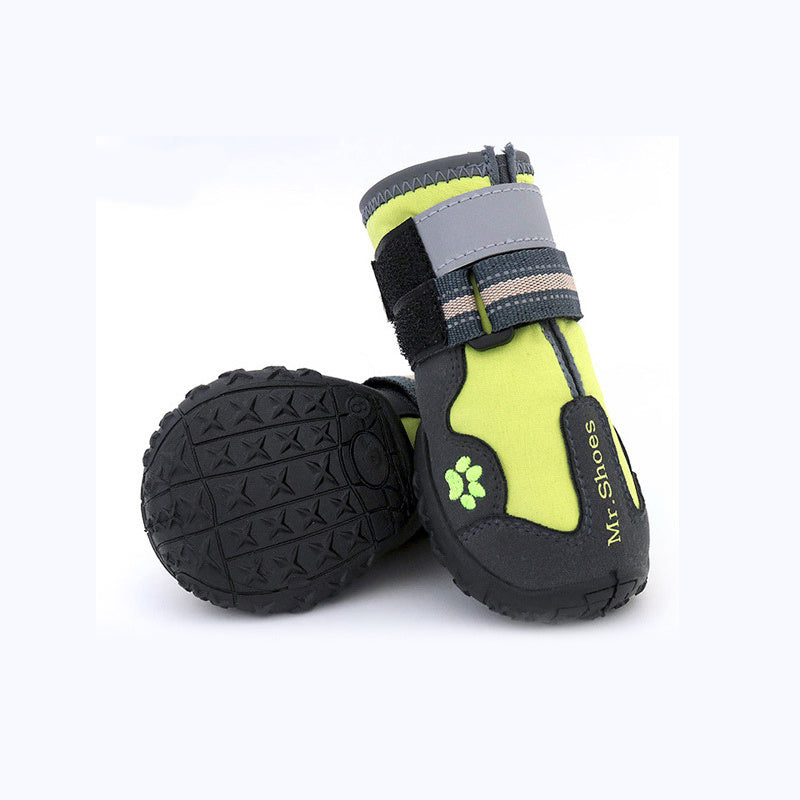 Chaussures imperméables pour chiens en tissu durable, offrant confort et protection contre les intempéries.