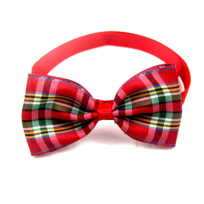 Écharpe à carreaux rouge pour animaux de compagnie, accessoire tendance pour chiens et chats.