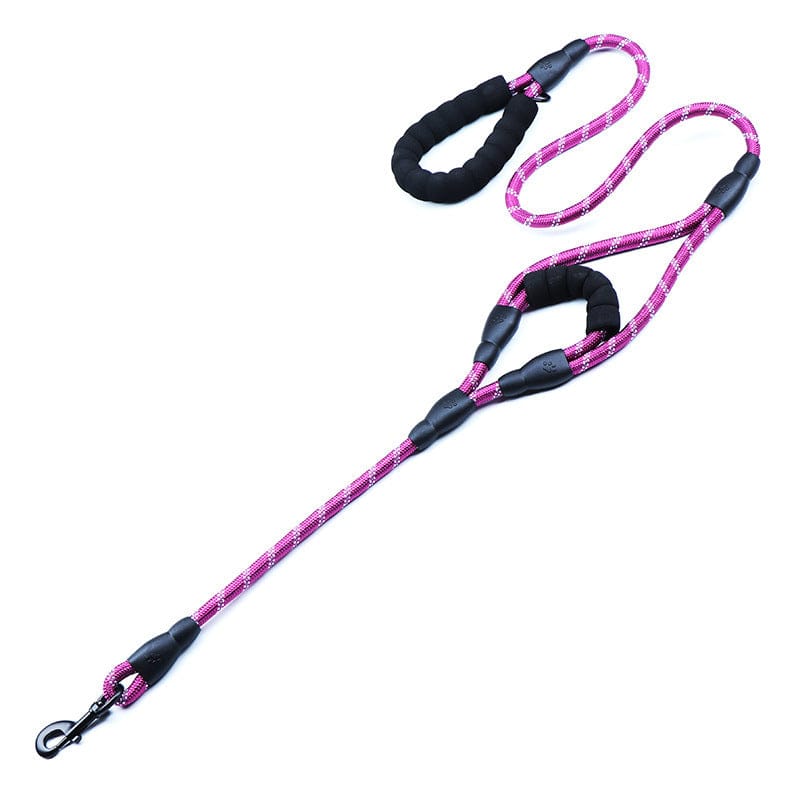Ceinture de traction en nylon rose pour promenade de chien avec prise confortable et clip de sécurité.