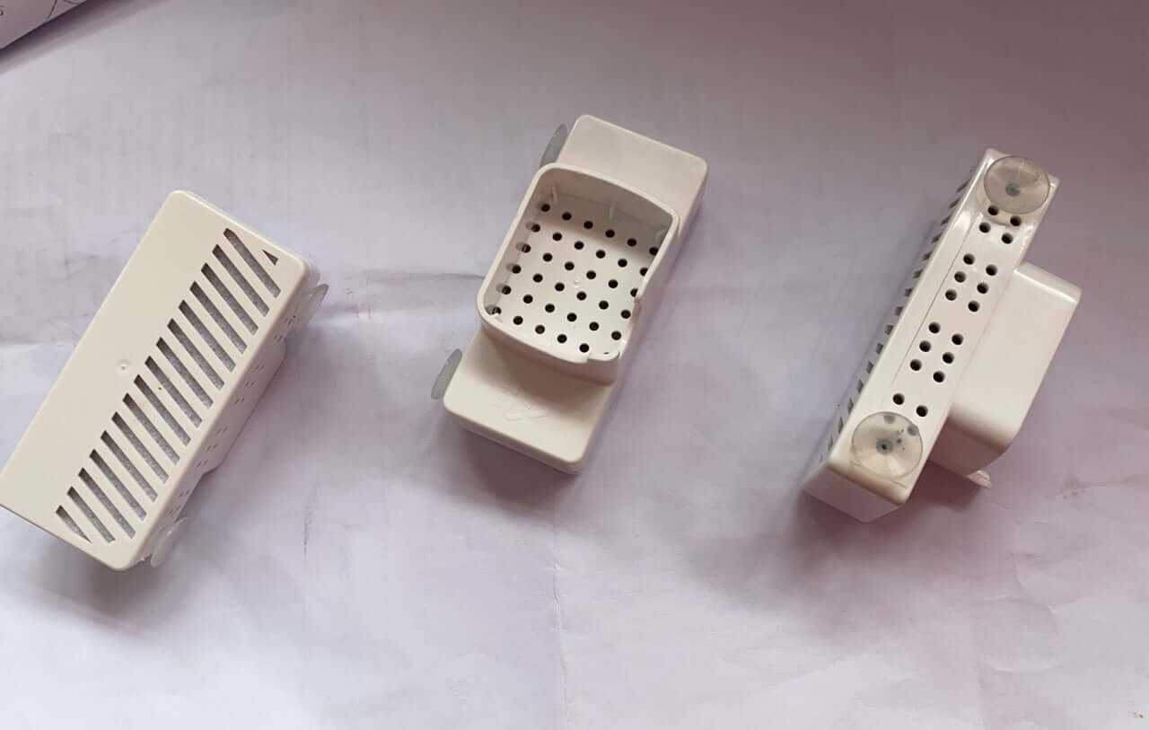 Accessoires de distributeur d'eau pour chats, pièces en plastique blanche, optimisant l'hydratation des animaux.