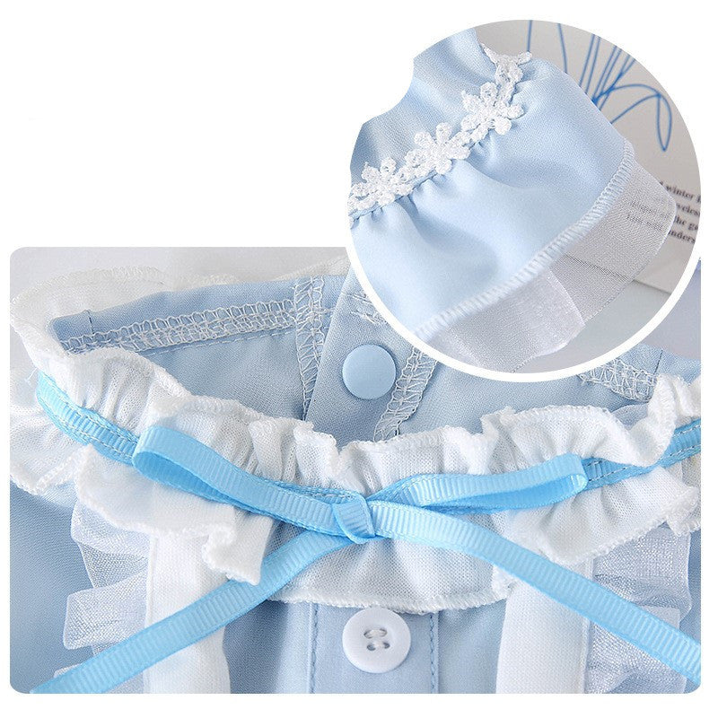 Détails de la robe de princesse bleue pour chien, avec col en dentelle et lacets en satin.
