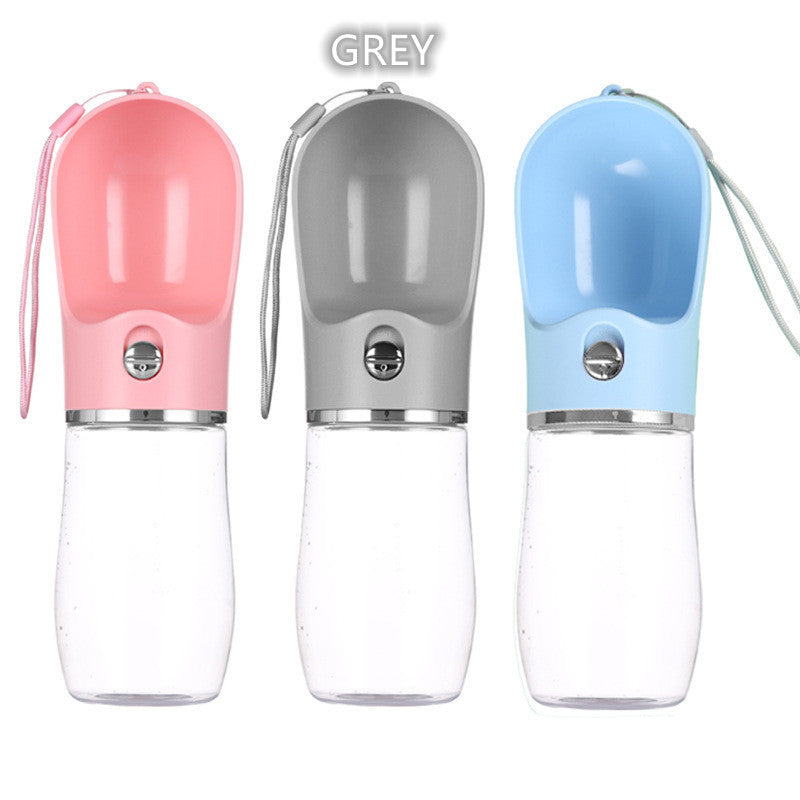 Gobelet d'eau portable en plastique pour animaux, disponible en rose, gris et bleu.