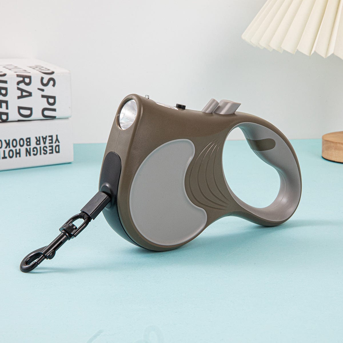 Laisse automatique rétractable pour animaux avec lumière intégrée, idéale pour promenades nocturnes