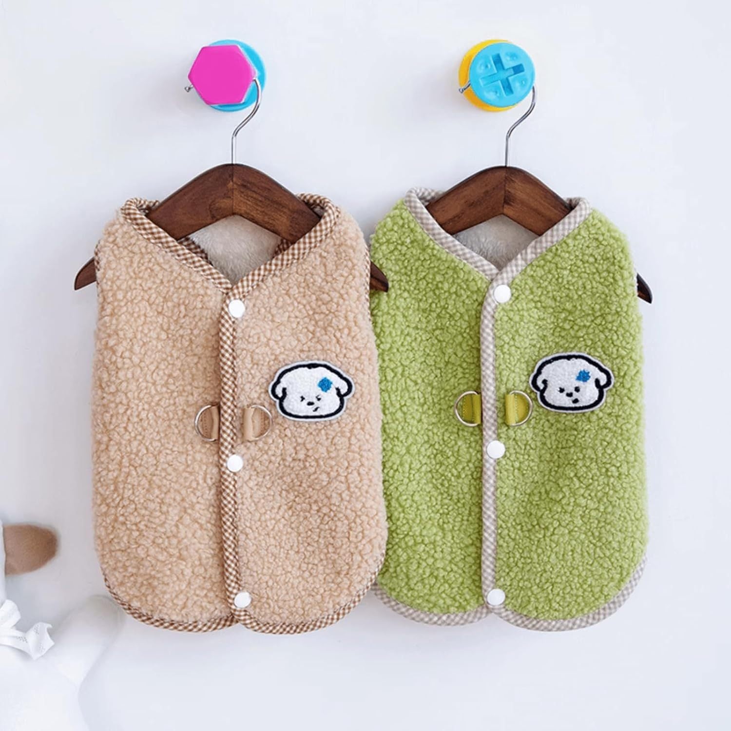 Gilet en polaire pour chien, disponible en beige et vert, avec motifs de chien, idéal pour l'automne et l'hiver.