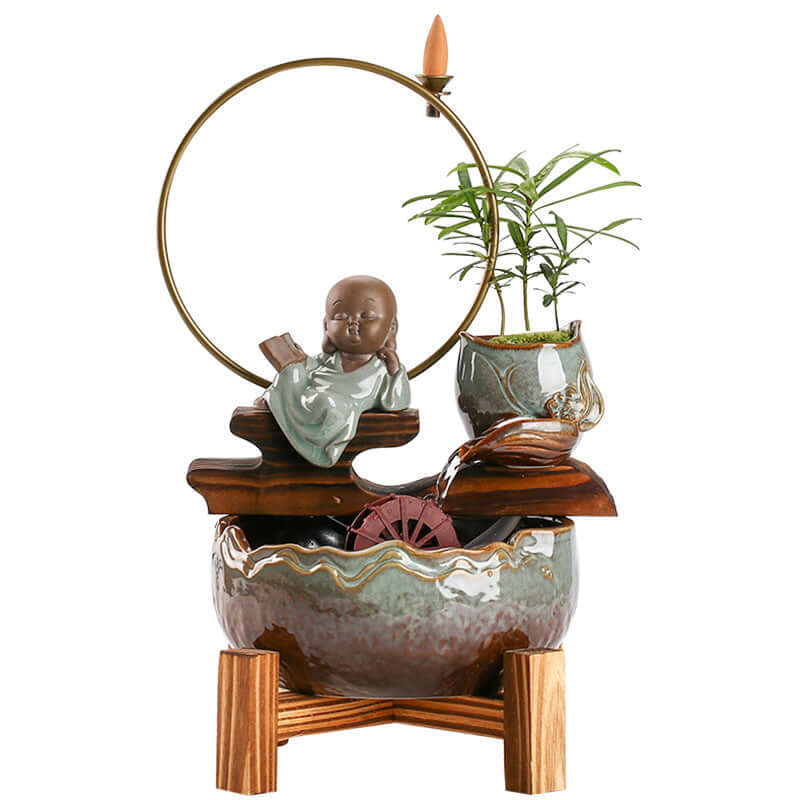 Décoration de bureau ou salon : aquarium en céramique écologique avec figurine, plante et fontaine.