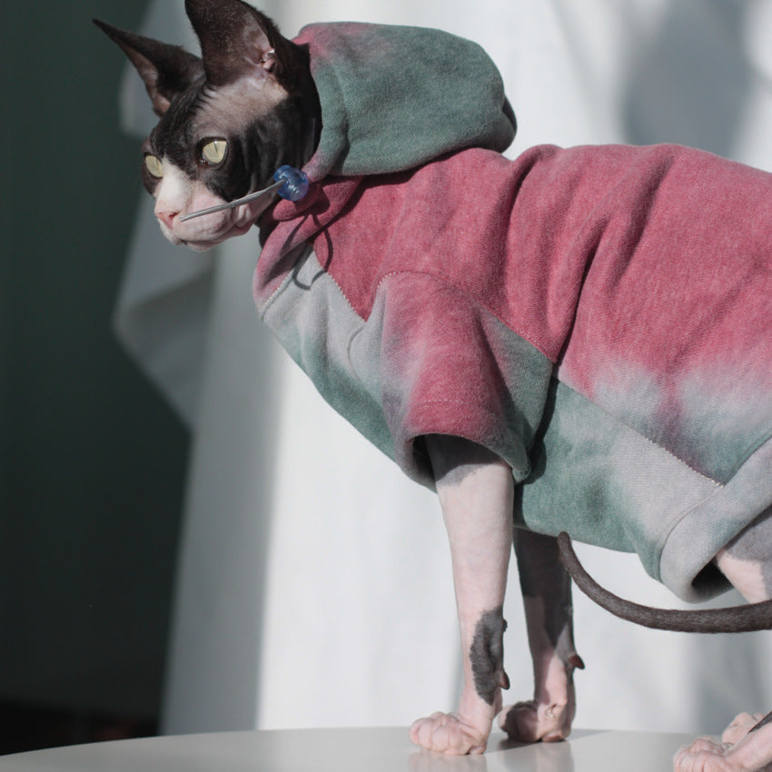 Chat portant un hoodie chaud en velours tie-dye, idéal pour le confort et le style des animaux de compagnie.