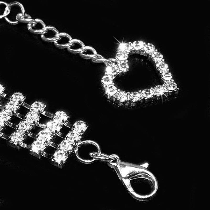 Collier en rhinestones à quatre rangées pour chiens et chats avec fermoir en forme de cœur.