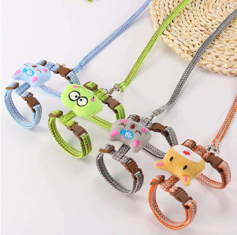 Couleurs vives et harnais ajustables pour chats avec accessoires amusants, parfaits pour la promenade.