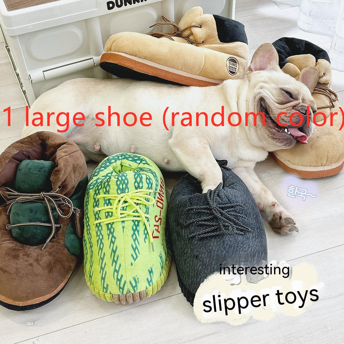 Chaussons en peluche pour chiens avec un chien se reposant sur des jouets en forme de chaussures.