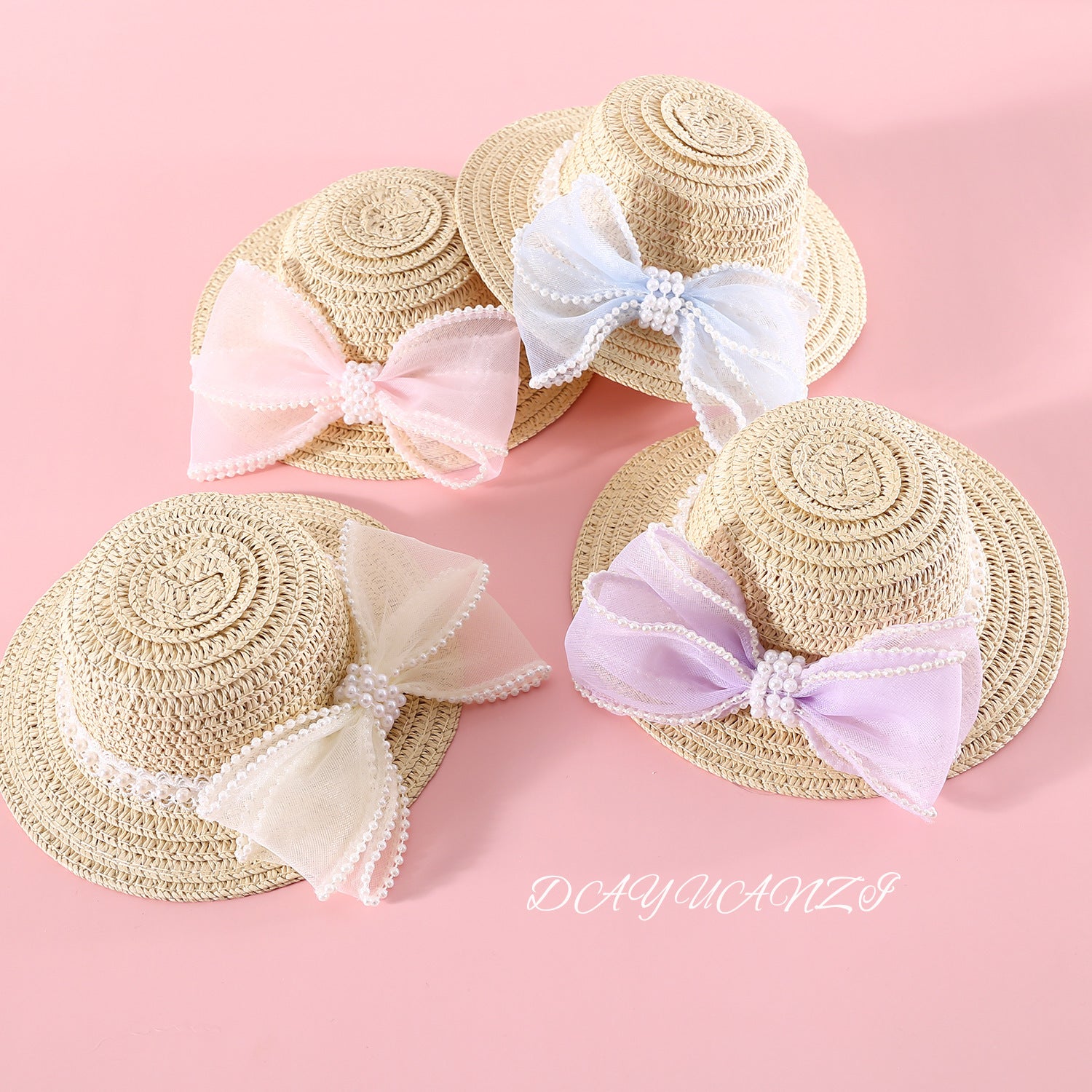 Chapeaux en paille pour chat avec nœuds en perles, idéale pour des occasions spéciales et des looks élégants.