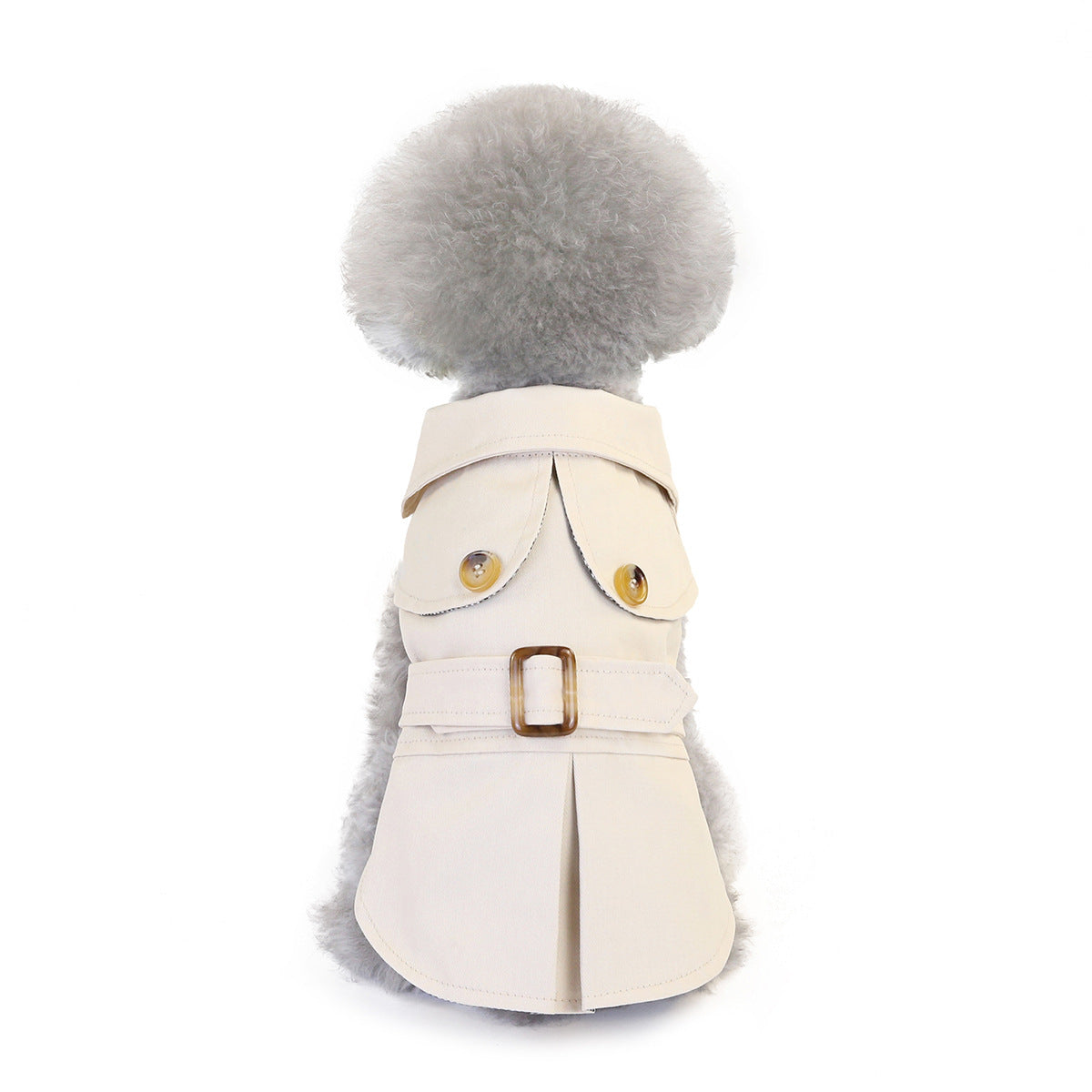 Chien portant une veste coupe-vent beige, idéale pour l'automne et l'hiver, alliant confort et style.