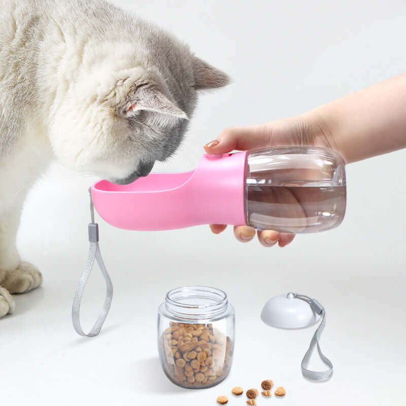Gobelet d'eau dual-use pour animaux de compagnie avec chat inspectant, idéal pour hydratation et nutrition.