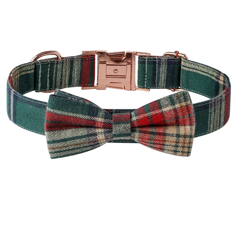 Collier de Noël pour chien en tartan rouge et vert avec boucle en or rose, élégant et confortable.