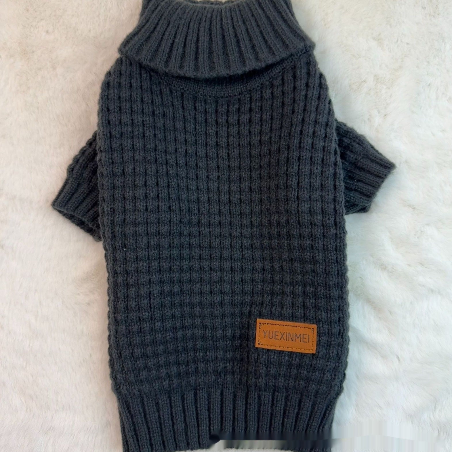 Pull en tricot turtleneck noir pour animaux, doux et stylé, parfait pour chiens et chats.