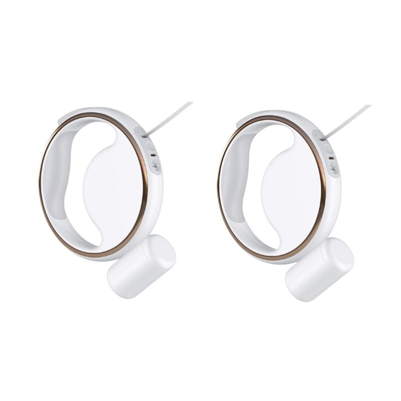 Ensemble de deux écouteurs blancs modernes avec des contours dorés, conçus pour un confort audio optimal.