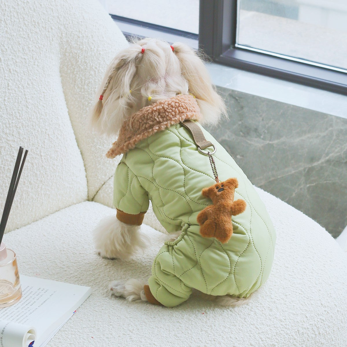 Vêtement vert clair pour chien avec jouet ourson suspendu, parfait pour le confort et le style des animaux de compagnie.