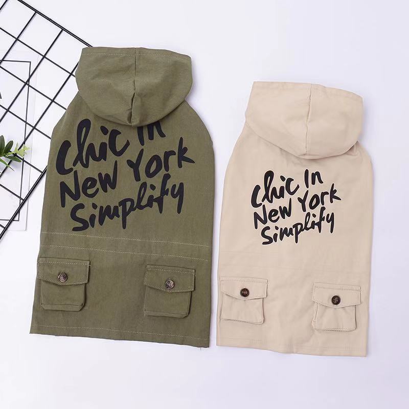Pull pour chien à capuche en coton, disponible en kaki et beige, avec inscription 'Chic In New York'.