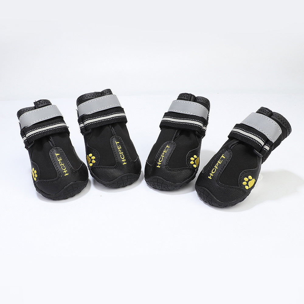 Chaussures imperméables pour chiens, confortables et protectrices, adaptées aux surfaces rugueuses.