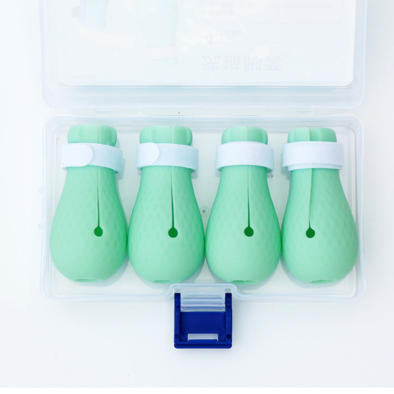 Quatre outils en silicone vert pour animaux dans un boîtier transparent, parfaits pour le toilettage et la protection.