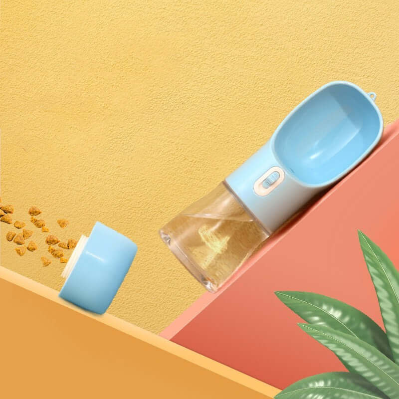 Bouteille d'eau portable pour chien bleue, idéale pour les voyages et les promenades avec votre animal.