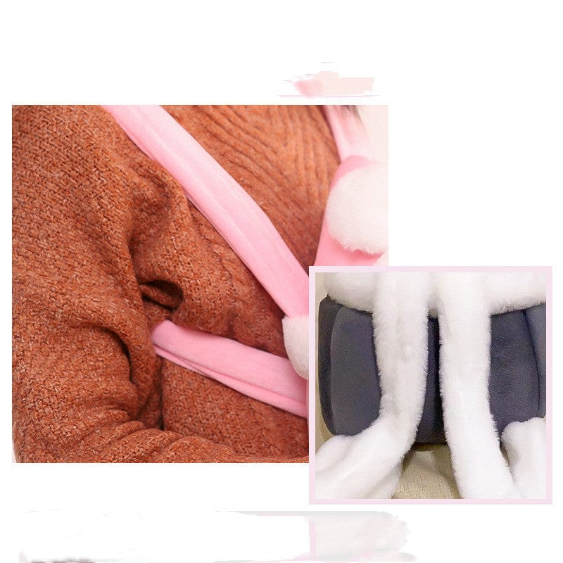 Gros plan sur un vêtement doux avec une ceinture en peluche rose et un pull en laine orange.