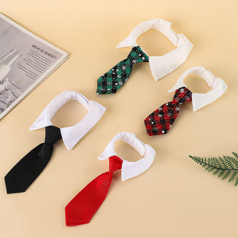 Nœud papillon de Noël pour chien, motifs festifs en rouge, noir et vert, avec col élégant.