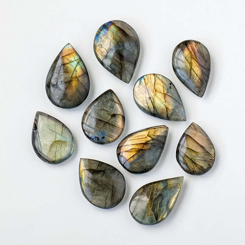 Gouttes de Pierre en Labradorite, cristaux naturels colorés, artisanat unique, décoration intérieure moderne.