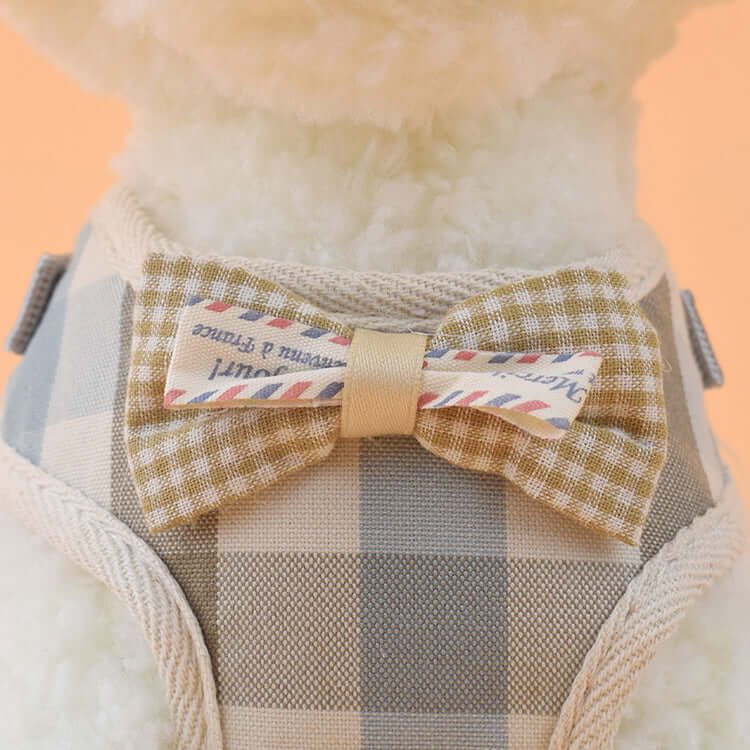 Harnais chic pour chien avec nœud papillon beige et motif à carreaux, dédié au confort et au style.