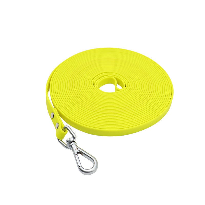 Laisse étanche en PVC jaune pour chiens, idéale pour promenades et aventures extérieures.