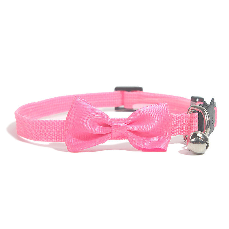 Collier à nœud en nylon rose pour chat avec cloche, style coloré et unique.