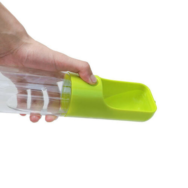 Fontaine à eau portable pour animaux, en plastique durable, avec réservoir et goulotte pour un accès facile à l'eau.