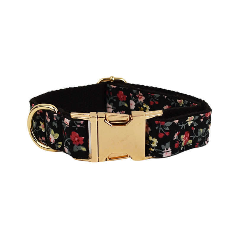 Collier pour chien élégant avec nœud amovible et motif floral, en tissu de haute qualité avec boucle dorée.