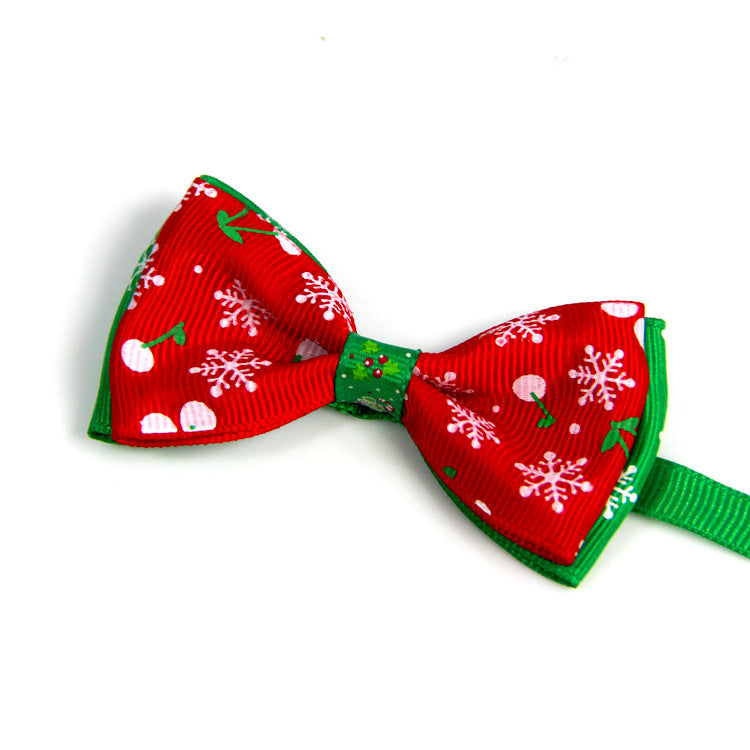 Nœud papillon de Noël pour animaux de compagnie en rouge avec des motifs de flocons et cerises, ajustable pour chiens et chats.