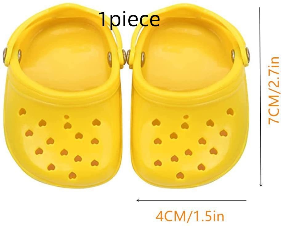 Chaussures pour chien en silicone jaune avec trous en forme de cœur pour ventilation et confort.