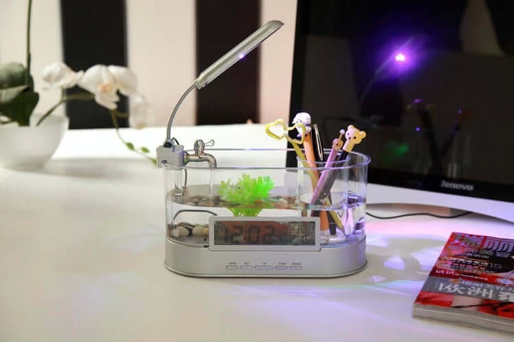 Mini aquarium USB de bureau avec horloge, alarm et plantes, accessoire décoratif pour espace de travail.