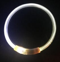 Collier LED lumineux USB pour chien dans l'obscurité, offrant sécurité et style lors des promenades nocturnes.