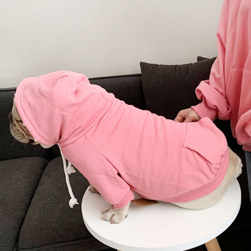 Hoodie en fleece rose pour chien, parfait pour le confort et le style décontracté à la maison ou au parc.