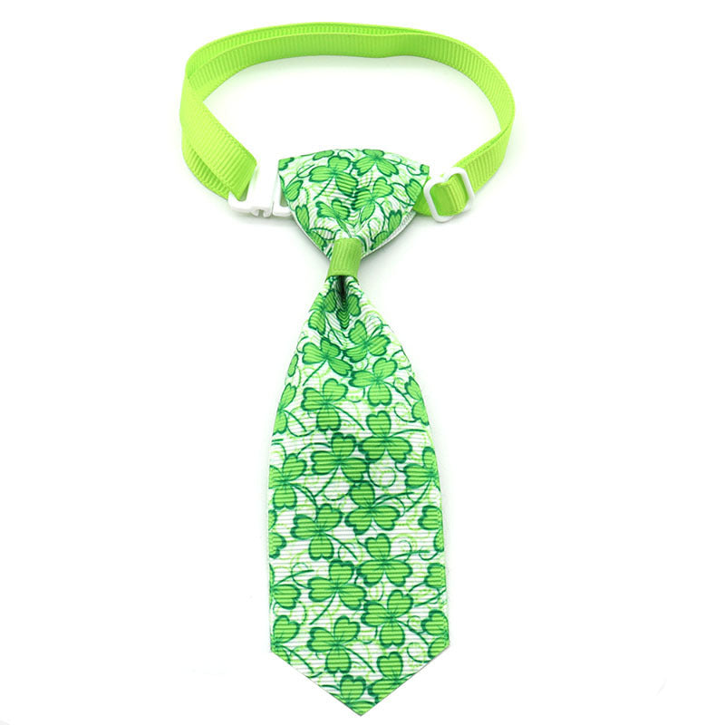Cravate verte à motifs de trèfles pour animaux de compagnie, idéale pour la Saint-Patrick et les célébrations festives.