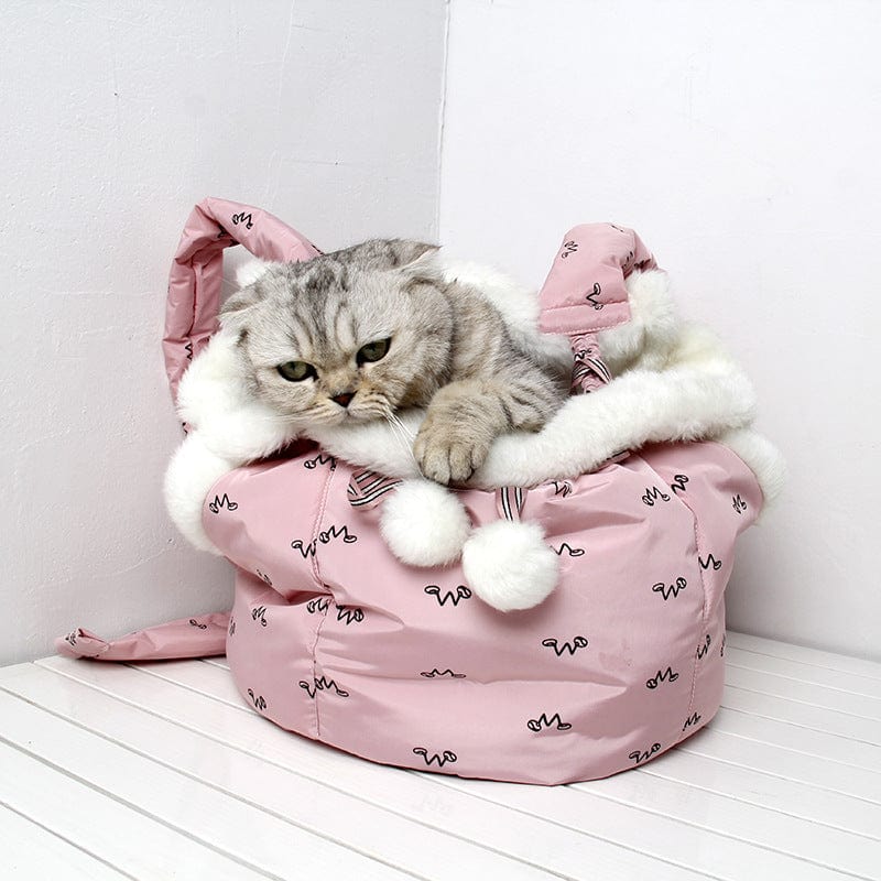 Chat à poils court se reposant dans un sac à dos de transport rose avec doublure en peluche.