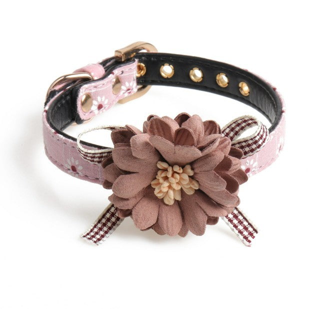 Collier pour chien et chat avec fleurs mignonnes, fabriqué en PU, esthétique et confortable, adapté aux petits animaux.