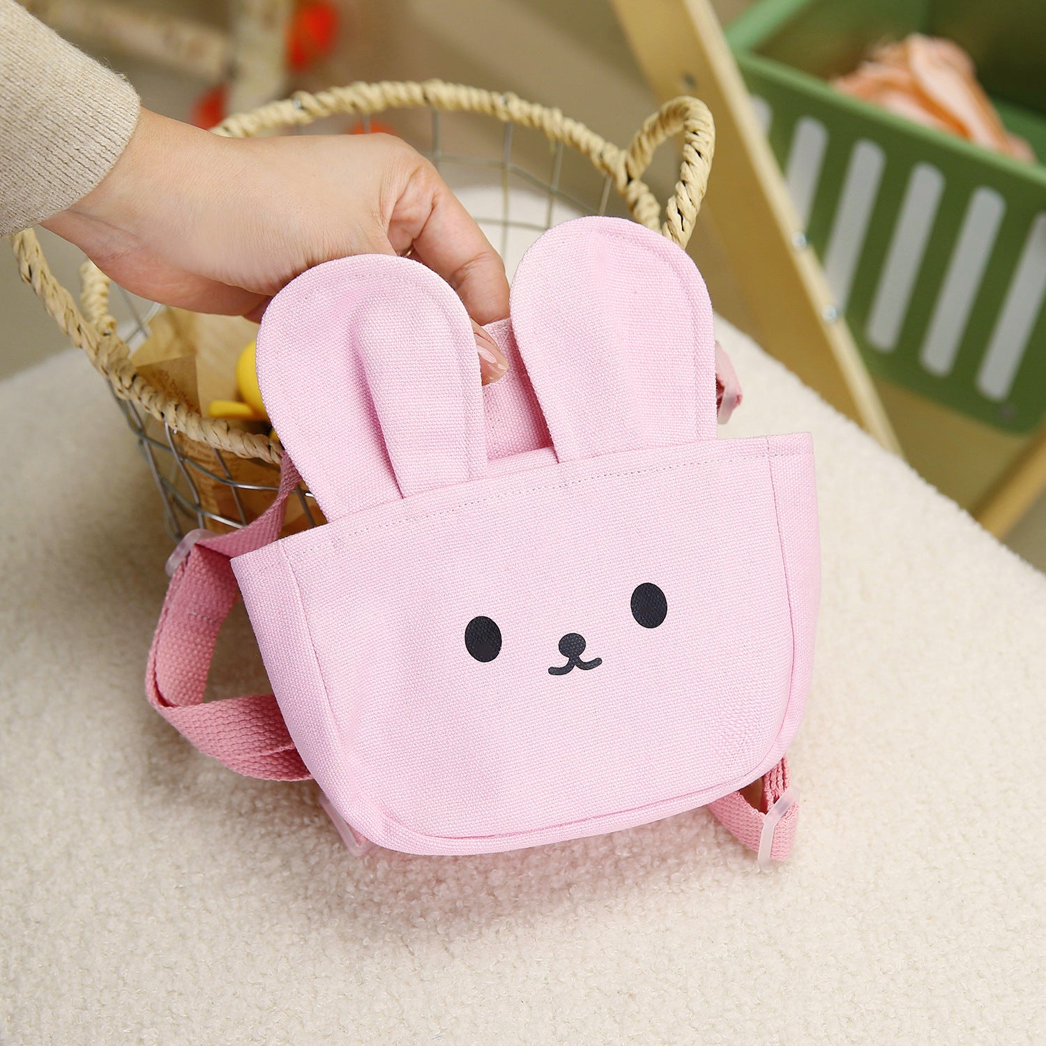 Sac à dos rose en forme de lapin pour enfants, idéal pour le transport de jouets et accessoires.