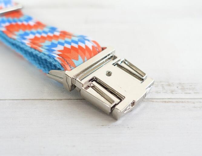 Fermeture en métal d'un collier pour chien en polyester multicolore avec motif géométrique.