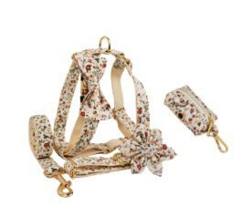Collier pour chien avec fleurs blanches, laisse assortie et sac à crottes en coton biologique.