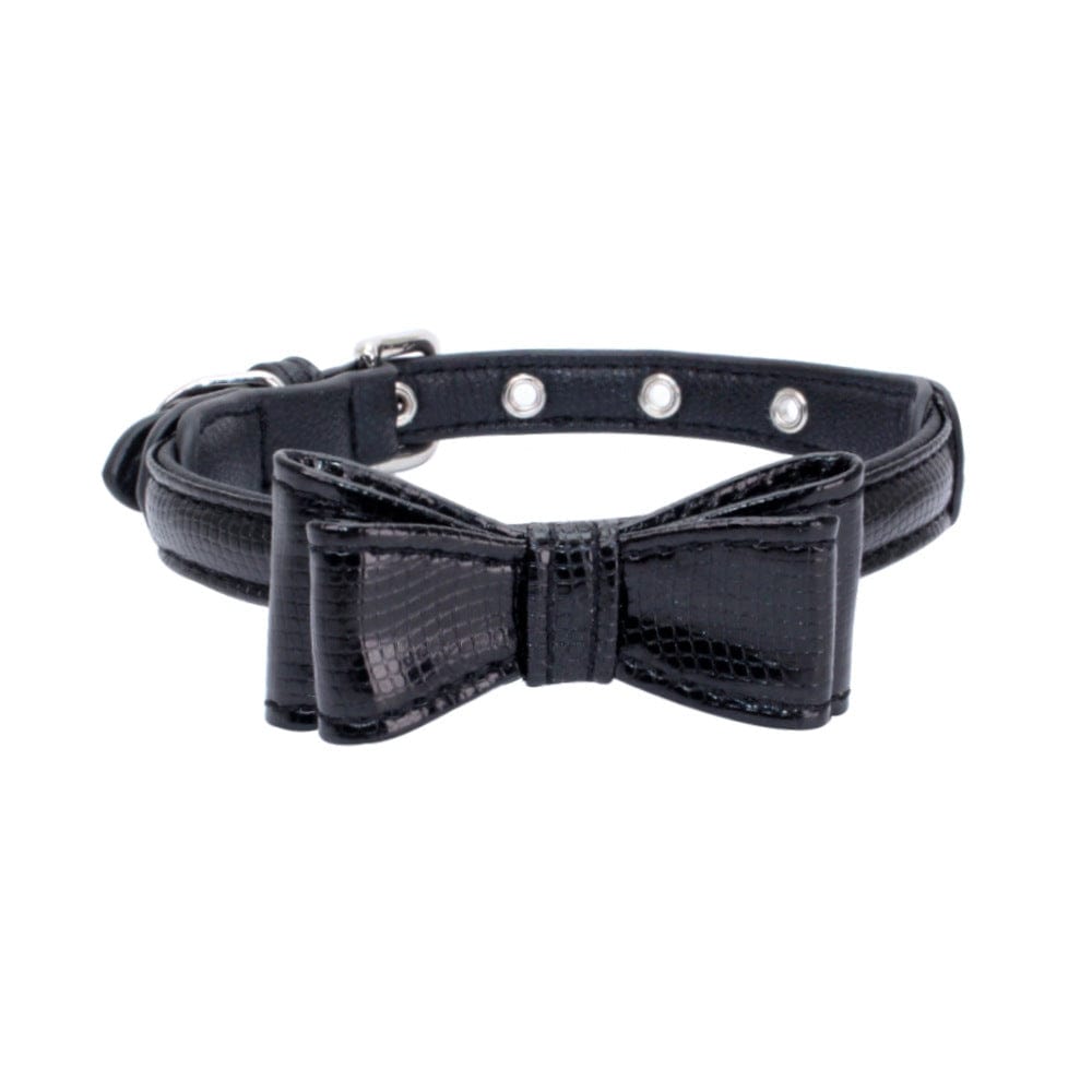 Collier en cuir noir pour animaux avec nœud élégant et décorations, idéal pour le style et le confort.