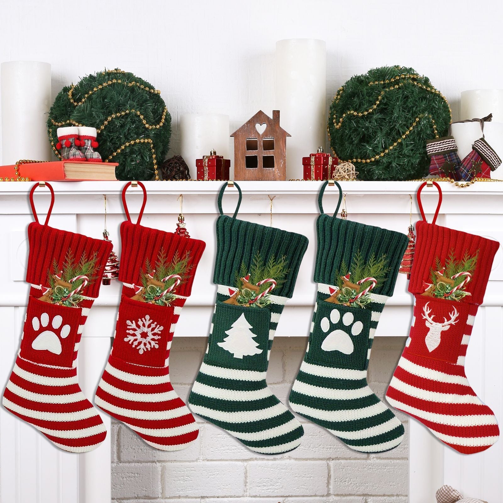 Chaussettes de Noël pour chiens et chats accrochées à une cheminée, avec motifs festifs en rouge et vert.