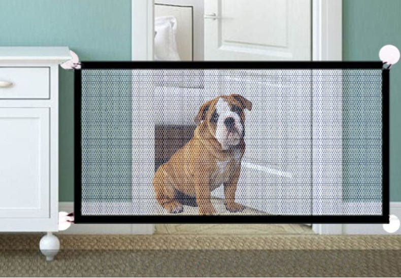 Clôture de protection en nylon pliable avec bulldog assis, idéale pour sécuriser les animaux à la maison.