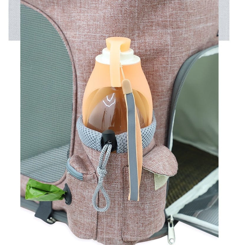 Garde d'eau et porte-accessoires sur un sac à dos transparent pour chat portable.