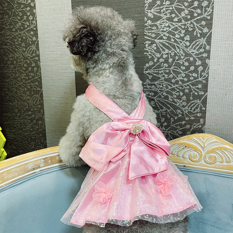 Chiens portant une jupe en maille rose avec nœud et perle, ajoutant élégance et confort.