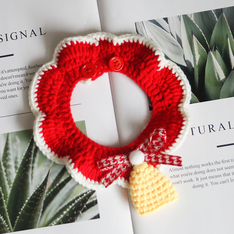 Écharpe de Noël en tricot rouge avec cloche et ruban, idéale pour chiens, confort et style festive.